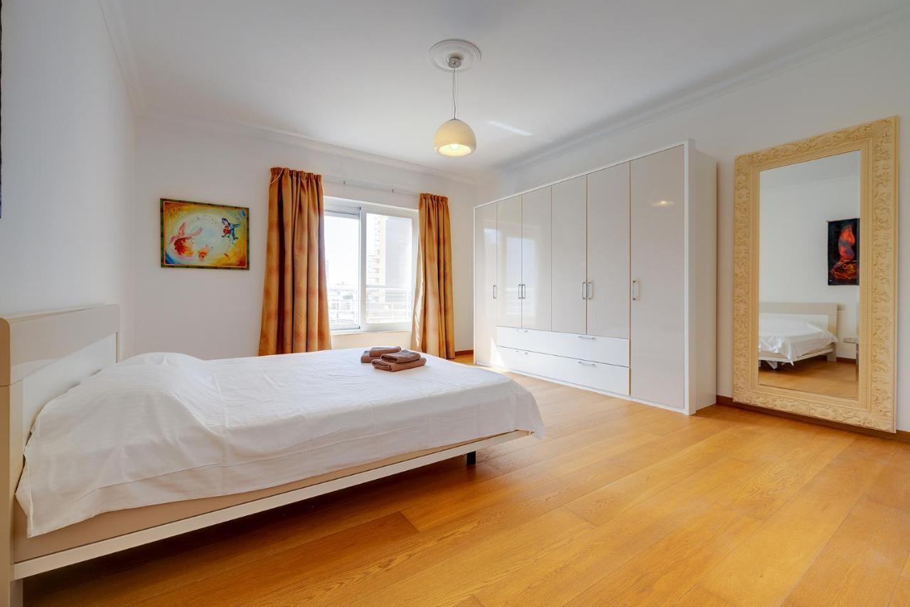Seafront Apartment In Sliema With Pool, Upmarket Complex Kültér fotó