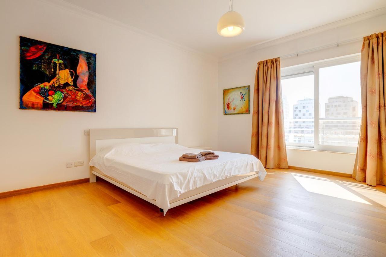 Seafront Apartment In Sliema With Pool, Upmarket Complex Kültér fotó