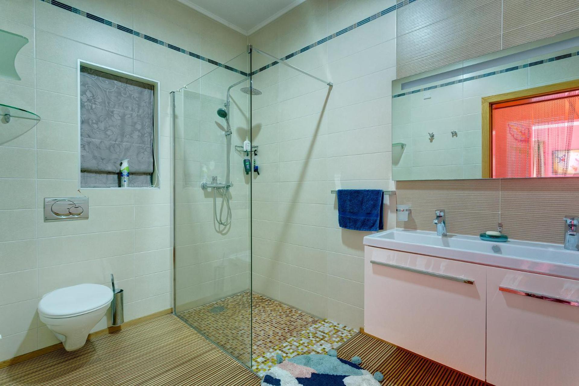 Seafront Apartment In Sliema With Pool, Upmarket Complex Kültér fotó