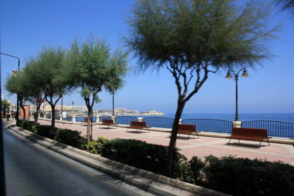 Seafront Apartment In Sliema With Pool, Upmarket Complex Kültér fotó